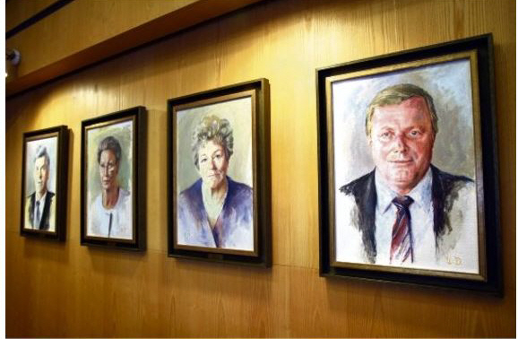 Das Portrait der Kreispräsidentinnen und Kreispräsidenten im Kreishaus würdigt deren Arbeit. Werner Kalinka war von 2003 - 2008 oberster Repräsentant des Kreises Plön. Foto: M. Kuhr